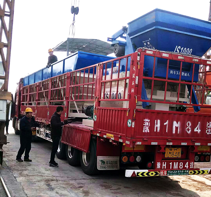 JS1000混凝土攪拌機發(fā)貨現場